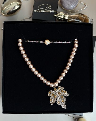 Colier Elegant cu Perle Roz și Pandantiv Frunză Aurie cu Cristale – Bijuterie Statement