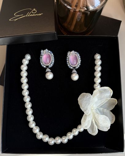 Set Bijuterii Elegant cu Colier de Perle și Cercei cu Cristale Roz – Design Floral Rafinat