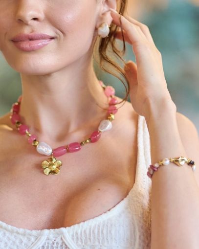 Set Bijuterii cu Pietre Roz și Perle Baroque – Colier, Brățară și Cercei 