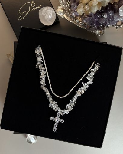 Colier cu cristale și cruce