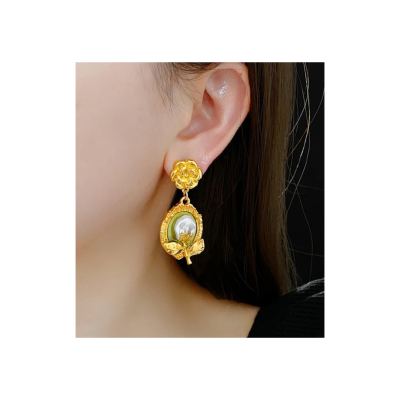 Cercei statement cu floare aurie