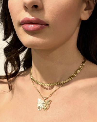 Colier Statement cu Lanț Dublu Auriu și Pandantiv Fluture Elegant cu Cristale