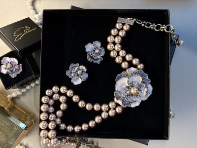 Set Bijuterii Statement cu Perle Șampanie și Flori cu Cristale – Colier, Cercei și Inel Elegant