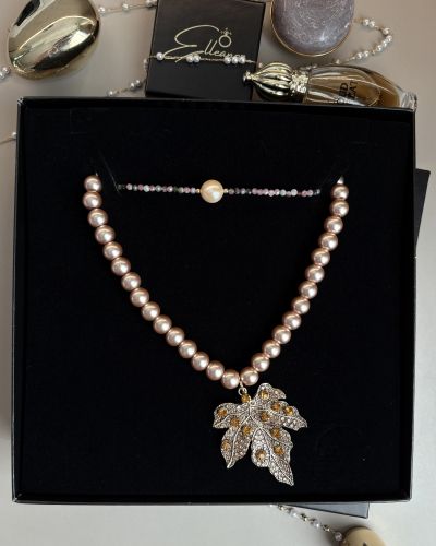 Colier Elegant cu Perle Roz și Pandantiv Frunză Aurie cu Cristale – Bijuterie Statement