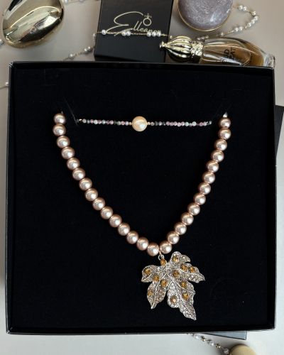 Colier Elegant cu Perle Roz și Pandantiv Frunză Aurie cu Cristale – Bijuterie Statement