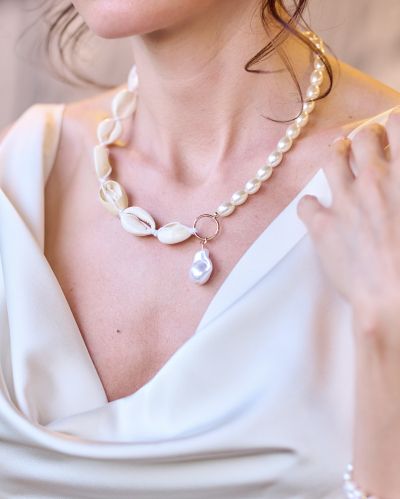 Set colier scoici naturale cu perlă baroc și cercei eleganți – bijuterii de vacanță