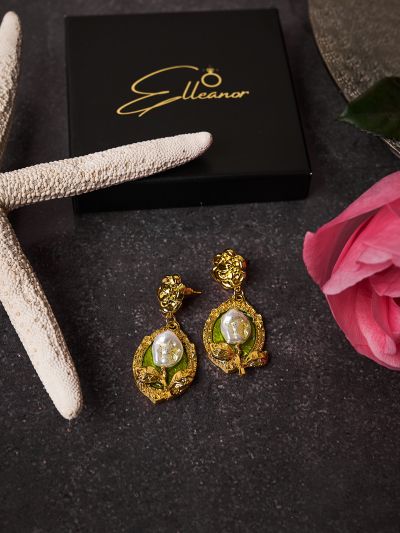 Cercei statement cu floare aurie verde