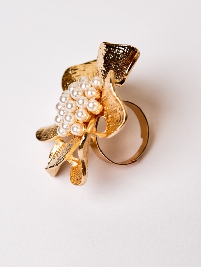 Inel cu floare brodată si perle 